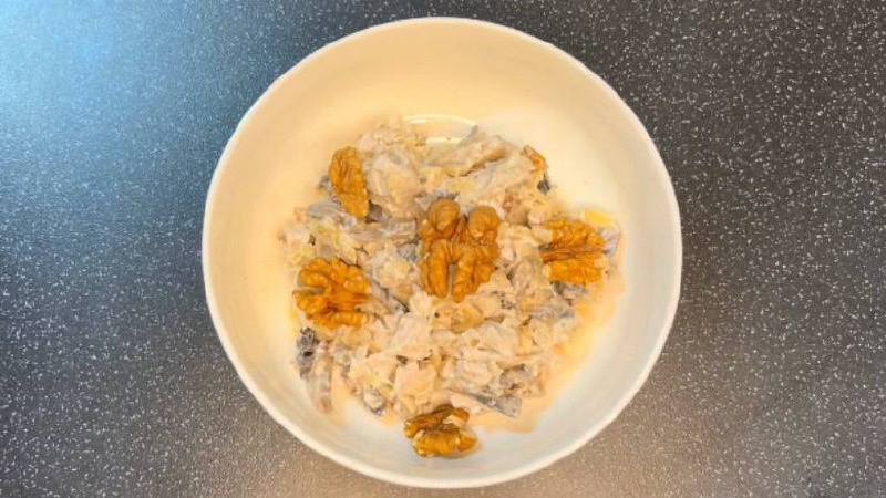 Этот рецепт салата мне не давала никакая бабушка или соседка) Салат с грецкими орехами)