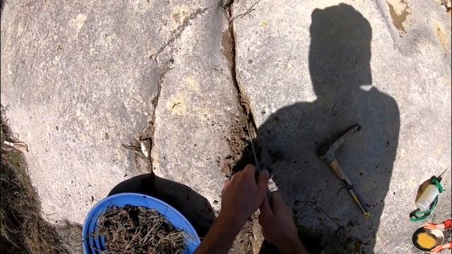 DE L'OR DANS LA ROCHE PROSPECTION D'UNE RIVIÈRE AURIFÈRE CHERCHEUR D'OR EN FRANCE ORPAILLAGE GOLD смотреть онлайн