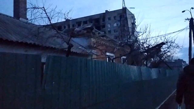 Мариуполь. Вечерняя ул. Куприна в середине декабря. смотреть онлайн