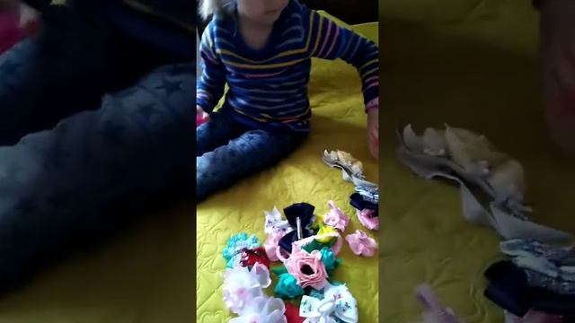 Маленька ANJA играет с мамой "мама учит дочь рисовать ногти" смотреть онлайн
