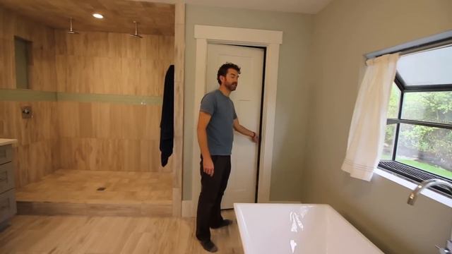 MID CENTURY MODERN SPLIT-LEVEL HOUSE TOUR : Traveling Family of 11 смотреть онлайн