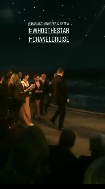 Кристен на показе Chanel Cruise смотреть онлайн