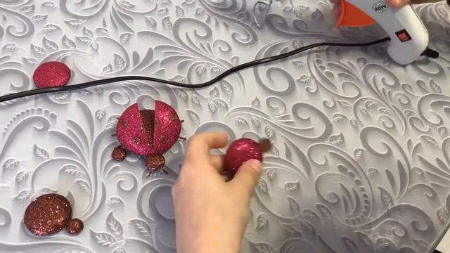 Божья коровка из фоамирана. Очень просто. Насекомые. Своими руками. Поделка. Идея. Заколка. Магнити смотреть онлайн