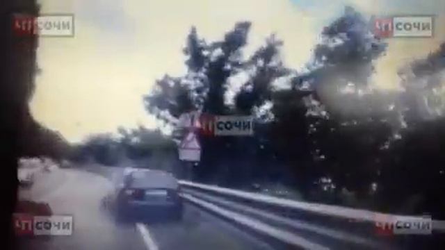 На трассе Джубга-Сочи тяжелый автофургон столкнулся с легковой машиной, есть пострадавшие смотреть онлайн