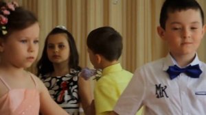 вход тройками  на выпускной утренник