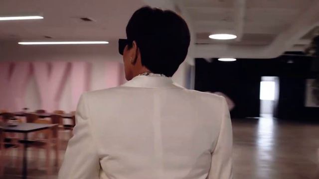 stan twitter: Kris Jenner walking to her office like a bad b смотреть онлайн