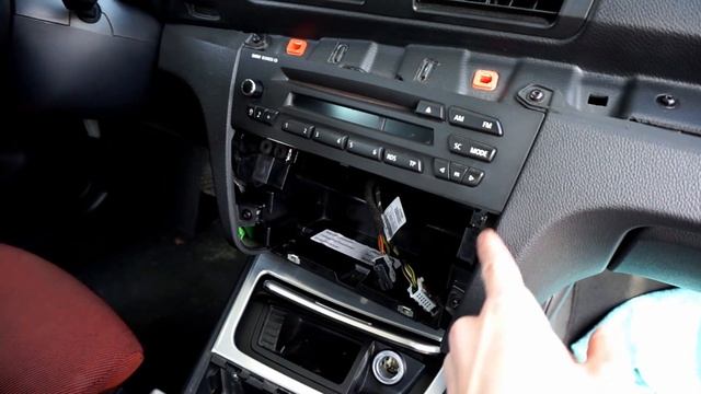 BMW E87 Business CD radio removal смотреть онлайн