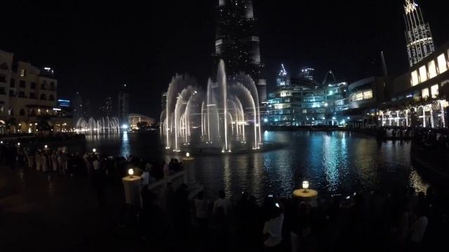 Знаменитые Танцующие Фонтаны и Burj Khalifa Около Dubai Mall смотреть онлайн