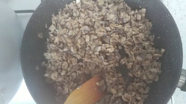 Очень вкусный и простой в приготовлении грибной салат. Если видео наберёт 100 лайков,сниму подробно смотреть онлайн