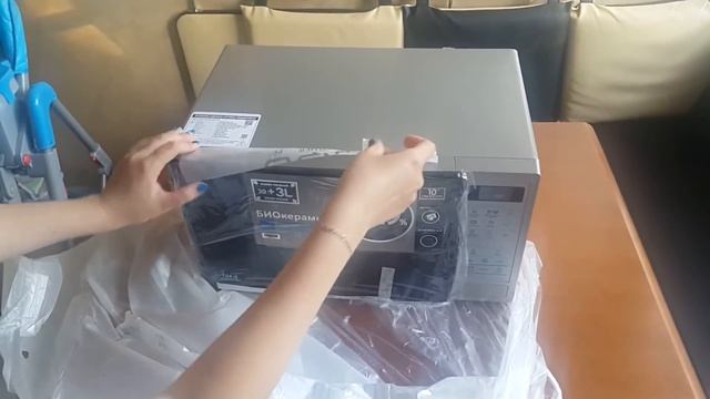 Микроволновая печь SAMSUNG ME83KRS-1/BW распаковка смотреть онлайн