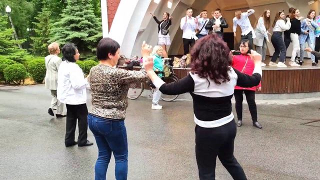 Одновременно радостно и почему-то грустно Танцы ??? в парке Горького Июнь 2021 Харьков смотреть онлайн