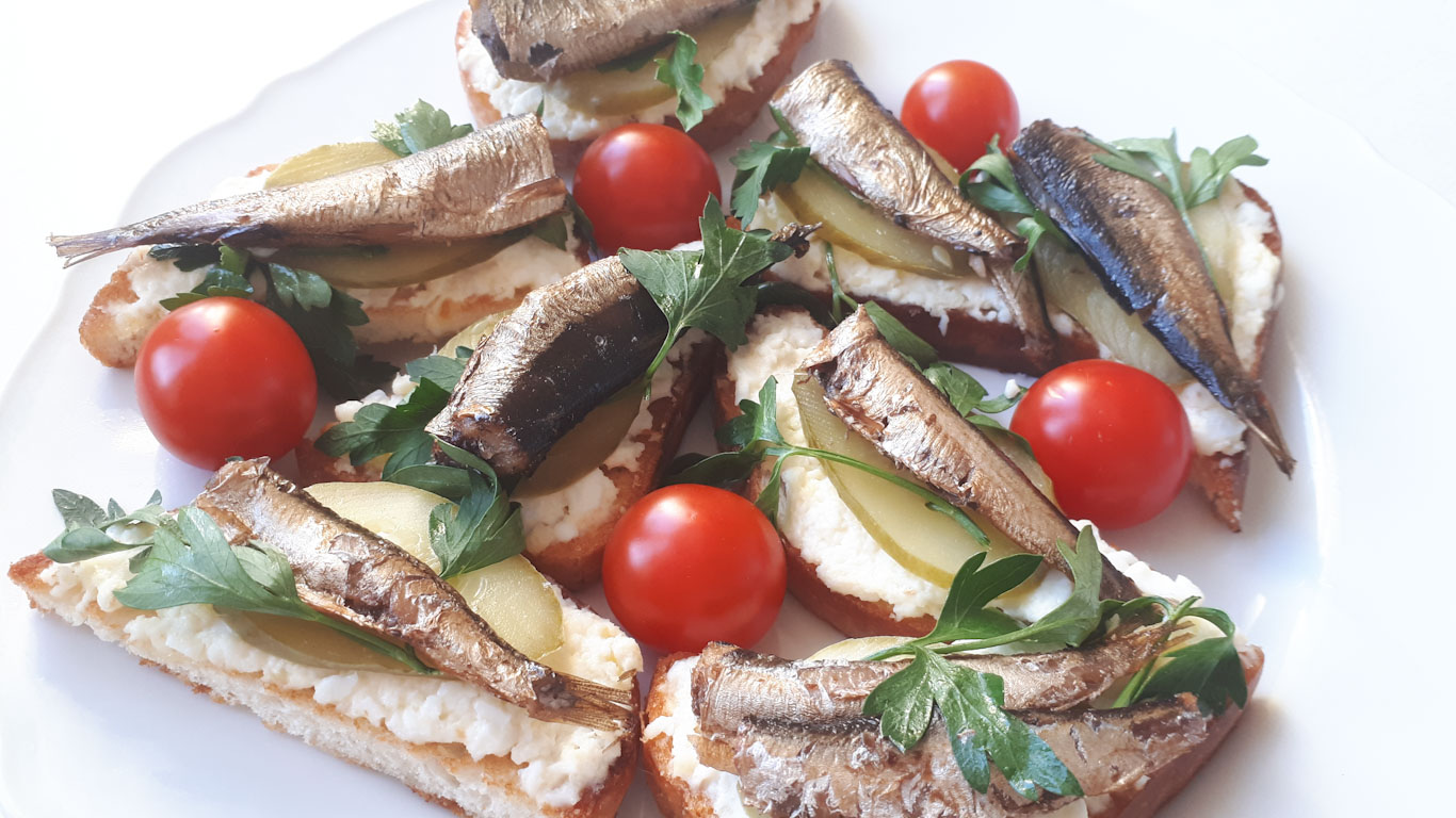 Бутерброды со шпротами на Праздничный стол. Вкусные бутерброды со шпротами. смотреть онлайн