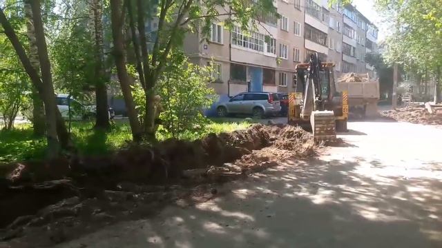 В Йошкар-Оле трактор с ковшом на два метра прорыл зеленые насаждения, свернув кусты смотреть онлайн