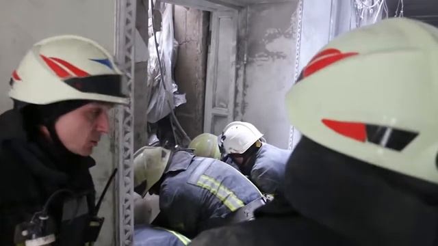 РАЗВАЛИНЫ ХАРЬКОВА ЛЮДИ ПОД ЗАВАЛОМ СПАСАТЕЛИ ПОСЛЕ ОБСТРЕЛА февраль 22г смотреть онлайн