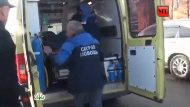 Жесть. Пешехода от удара крутит в воздухе смотреть онлайн