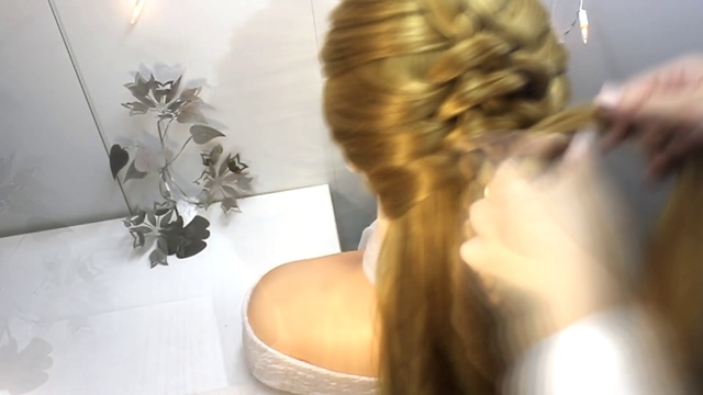 Как заплести объемную косу на длинные волосы.Прическа коса в школу на каждый день. Прически своими р смотреть онлайн