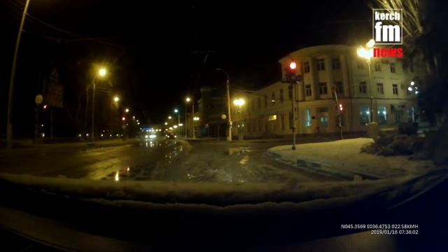 В Керчи снегоуборочная техника на скорости чистила дороги смотреть онлайн