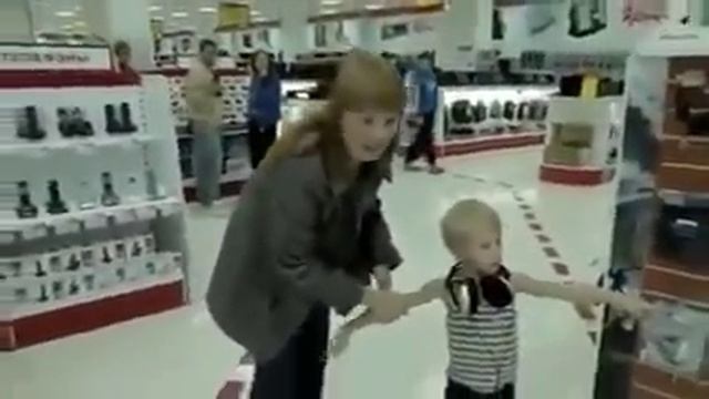 Дитя слушает музыку в наушниках, ну очень громко и смешно! :) смотреть онлайн