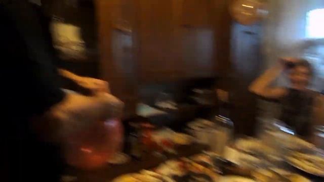 День рождение у подруги. Шарики надуваем. смотреть онлайн