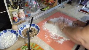 Штрудель с яблоками, орехами и изюмом из слоеного бездрожжевого теста.