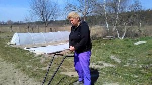 Садим огород, обзор ручной сеялки, плужком делаем рядочки, землю равняем электрокультиватором.