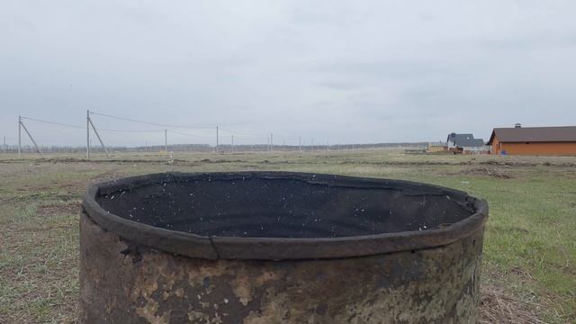 Как сжечь сухую траву на участке и не сжечь соседей ? Большая бочка - вот выход! смотреть онлайн