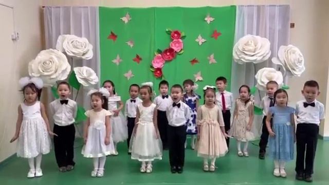 "Кустук" 4-5 лет кол. участников 15 Репертуар: "Ийэ таптала" ФИО рук. Егасова Олимпиада Семеновна смотреть онлайн