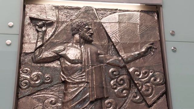 Зевс (или Дедал?), метающий...самолетики в аэропорту Измира смотреть онлайн
