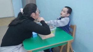 Занятие с ребенком с аутизмом.