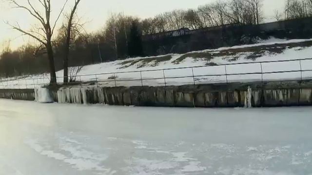 на коньках по Москве-реке смотреть онлайн