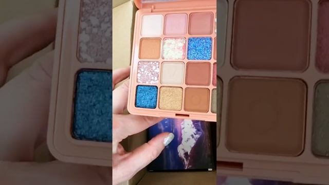 Распаковка посылки из магазина Подружка, тени EVELINE, Novo, VIVIENNE SABO смотреть онлайн