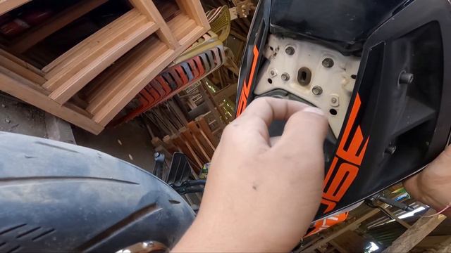 How To Remove Tail Fender From KTM DUKE-390|Free Tail-Tidy Mod|Changing Disc/Brake Pads📦! смотреть онлайн