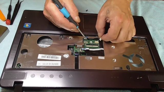 Lenovo IdeaPad Z 575 zerlegen mit SSD Beschleunigung DIY смотреть онлайн