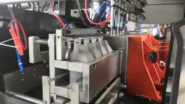 Китай оборудование экструзионно-выдувные машины. Четыре ручья две станции. Выдув бутылок.