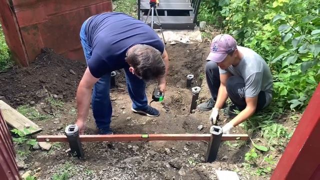 Монтаж косоурной лестницы 6 ступеней с поручнями ДПК смотреть онлайн