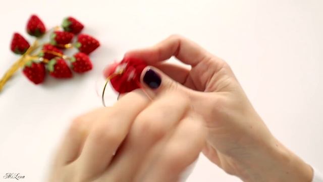 КЛУБНИКА ИЗ ЛЕНТЫ, МК / DIY Velvet Ribbon Strawberries смотреть онлайн