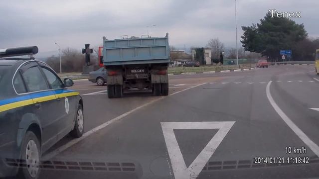 Помог водителю. Но только одному. Больше времени не было. смотреть онлайн