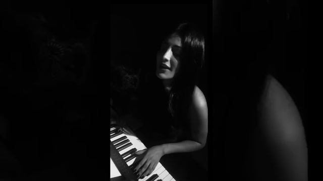Shruthihasan playing piano at home quarantine смотреть онлайн