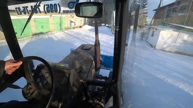 Работа универсального отвала на тракторе МТЗ-82.1. Чистим дороги. смотреть онлайн