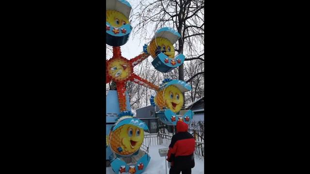 С Рождеством ! Гуляем с внучком в Парке и катаемся на аттракционах. смотреть онлайн