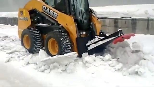 Это нужно в каждый двор Одинцовского округа! На видео скрепер — скалыватель льда на минипогрузчике. смотреть онлайн