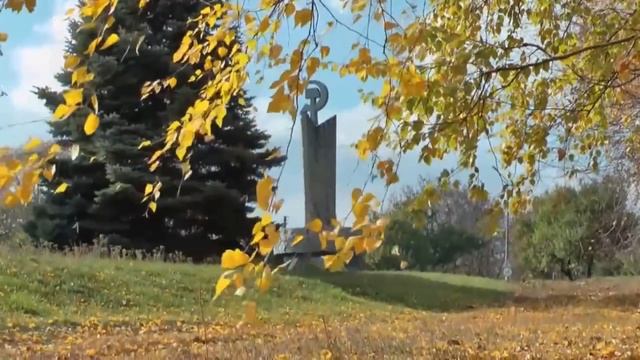 СЕРП И МОЛОТ. ЖИВЫЕ СИМВОЛЫ УНИЧТОЖАЮТ УЖЕ МЁРТВЫХ смотреть онлайн