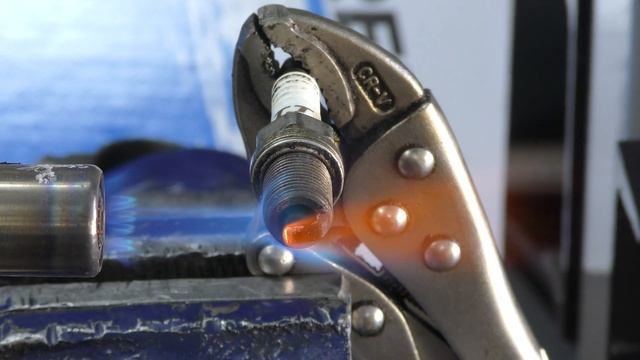 Эксперимент ,что будет если прокалить свечу зажигания смотреть онлайн