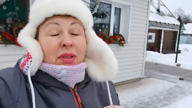 Украшать новогодним декором начала с улицы. И сразу праздничный настрой! смотреть онлайн