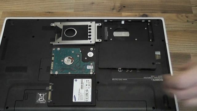 Sony Vaio SVE1712H1E unboxing und SSD Einbau смотреть онлайн
