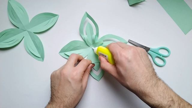 Как сделать красивую снежинку своими руками из бумаги! Новогоднее украшение смотреть онлайн