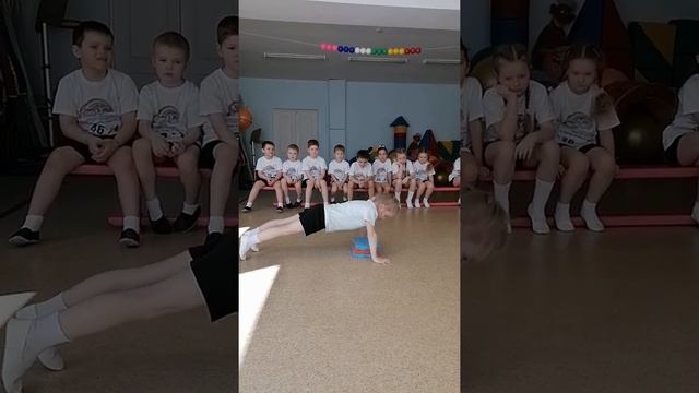 Рита сдает нормы ГТО (отжимание смотреть онлайн