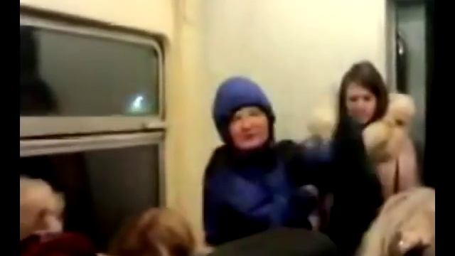 Уступите место пенсионеру,а не то в лицо рюкзаком! смотреть онлайн