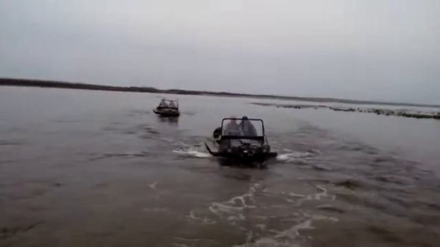 Самодельный вездеход на шинах низкого давления. Переплываем реку и тянем за собой два вездехода Арг смотреть онлайн