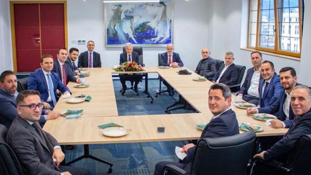 Али Ахмети со мандолини, песна и по некое цигарче го прослави роденденот во министерството на Груби смотреть онлайн